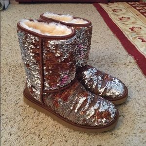 Size 8 metallic looking uggs